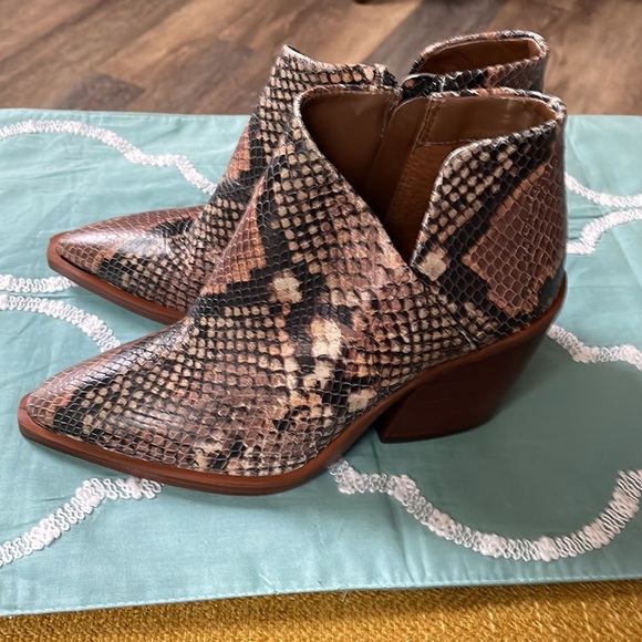 Vince Camuto Boots size 5 1/2 - Picture 4 of 12